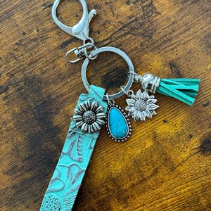 Llavero de cuero. Estampado a mano. Turquesa. Western. Country. Boho. Boho. Pulsera. Girasol. Vaca. Calavera. Moda. Retro. Tendencia.