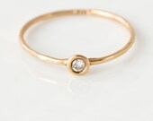 White Diamond 14k Gold stapelen Ring - echte diamant in massief 14 k Yellow Gold bezel instelling op een dunne geciseleerde band