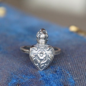 Anillo de plata maciza estilo antiguo con corazón sagrado llameante no me olvides