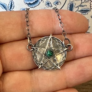 Ręcznie wykonany naszyjnik z wysokiej jakości srebra próby 925 z gwiazdą Wiccan i malachitem