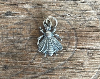Puede incluir: Encanto de plata en forma de abeja con alas detalladas. El encanto tiene un bucle en la parte superior para sujetarlo a una pulsera o collar.