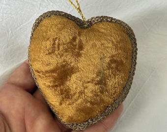 Antieke reproductie vintage shabby goud-mosterdkleurig fluwelen hart met metalen ornament pluche