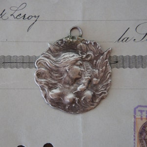 Pendentif dramatique en argent massif pour femme, fin de journée, chute d'oiseau, chute d'oiseau Art nouveau