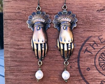 Viktorianische Hand Ohrringe Messing Hände mit Perle Tropfen Symbolischer antik-inspirierter Schmuck