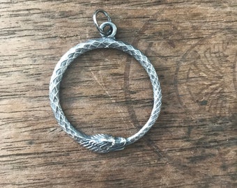 Massief zilveren gedetailleerde grote Ouroboros-hanger met slangenstaarteter