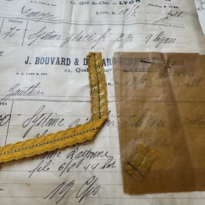 Antiek Frans Lyon-lint met linten antieke Mercerie-factuurvoorbeeldkaarten Ephemera metallic