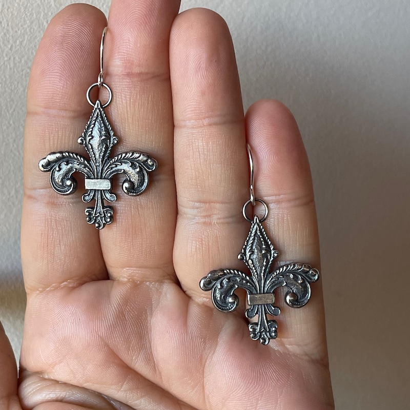 Boucles D'oreilles Pendantes Fleur De Lys - Sans Nickel, Occasion Portée, Style Rétro