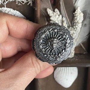 Anillo de declaración artesanal hecho a mano El Rey Sol Le Roi Soleil Versalles Luis XIV Plata de ley Forma hueca