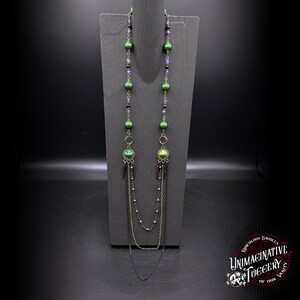 Collar de escarabajo hecho a mano: perlas de Swarovski, amatista y arenisca verde