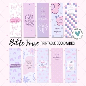 Puede incluir: Marcadores imprimibles con varios diseños en rosa pastel y morado con versículos bíblicos. Los versículos incluyen "Dios está en ella, no caerá", "Sus misericordias son nuevas cada mañana", "El gozo del Señor es mi fortaleza", "Hecho con temor y maravillosamente", "Que tu luz brille", "El amor nunca falla", "Camina por fe, no por vista", "Ora sin cesar", "Estate quieto y sabe", y "Fe sobre miedo".