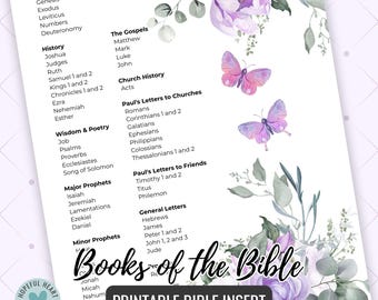 Può includere: Un inserto biblico stampabile con un elenco dei libri della Bibbia, suddivisi per sezione. Il design include elementi floreali ad acquerello nei toni del viola e del verde, con due illustrazioni di farfalle. Il testo "Books of the Bible" è ben visibile.