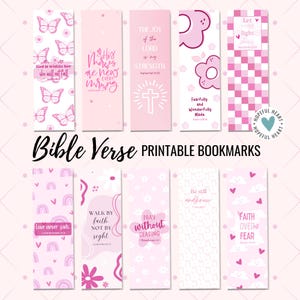 Peut inclure: Marque-pages imprimables avec des arrière-plans roses et blancs présentant divers motifs et versets bibliques. Les versets incluent "Dieu est en elle, elle ne tombera pas", "Ses miséricordes sont nouvelles chaque matin", "La joie de l'Éternel est ma force", "Fabriqué avec soin et merveilleusement", "Que votre lumière brille", "L'amour ne faiblit jamais", "Marchez par la foi, et non par la vue", "Priez sans cesse", "Soyez tranquilles et sachez", et "La foi surmonte la peur".