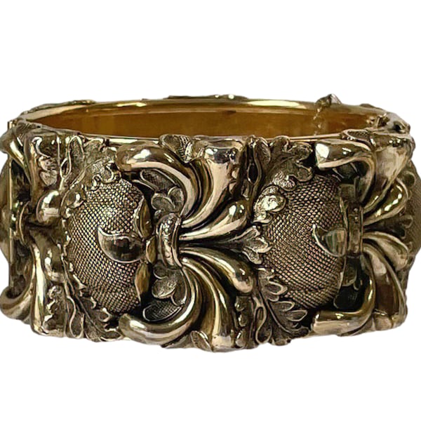 1970s Whiting & Davis Gold Plated Vintage Repousse Floral Wide Art Deco Hinged Bangle Bracelet with Safety Chain