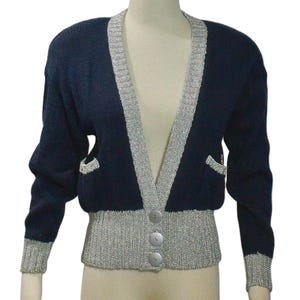 1980er Jahre Michael Lerner Navy Blue & Metallic Silver Vintage Seidenmischung Knopfverschluss vorne Made in Hong Kong Cardigan Sweater