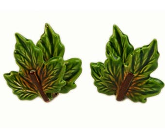 1960s Grüne & Braune Emaille auf Metall Blatt Blätter Ahornblatt Herbst Mid Century Vintage figürliche Ohrclips