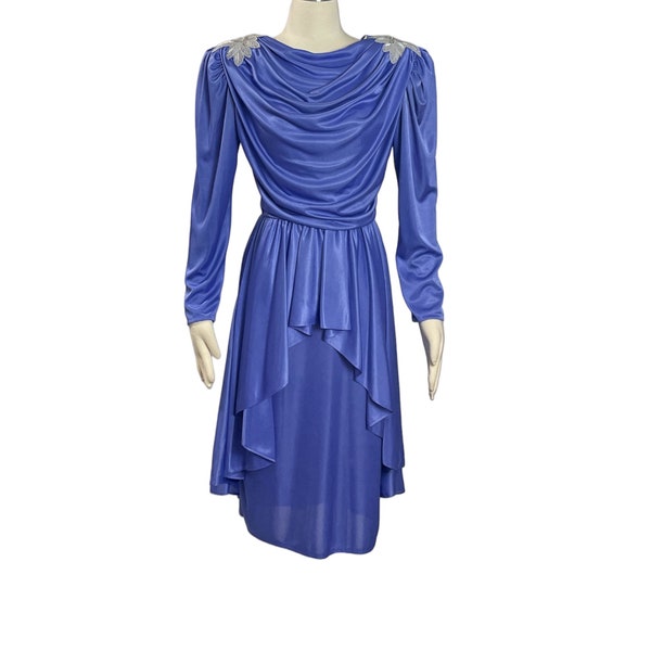 Années 1980 en filigrane bleu glacier drapé corsage en V appliqués sur les épaules rembourrées vintage robe disco en polyester longueur au genou Made in USA