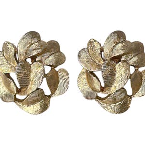 1960s Crown Trifari Textured Gold Plate Vintage Heart Shape Leaf Cluster Classic Clip Earrings