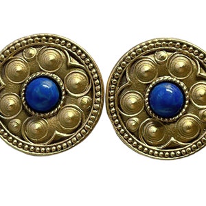 1990s MFA Gebürstet & Strukturiert Vergoldet mit Glas Blau Lapis Cabochon Vintage Geprägte Kreis Museum Reproduktion Ohrclips