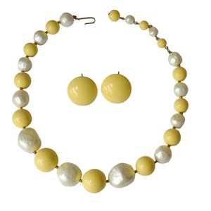 1980s Playful Single Strand Faux Pearl & Yellow Plastic Beaded Vintage Necklace Choker Yellow Button Style Clip Earrings Jewelry Set