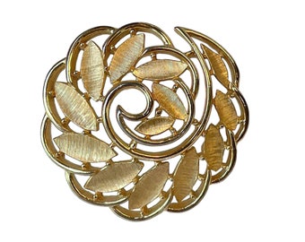 1960s Crown Trifari Polished & Brushed Open Design Gold Plate Vintage Circle Swirls Leaves Mid Century Designer Jewelry Wreath Pin Brooch