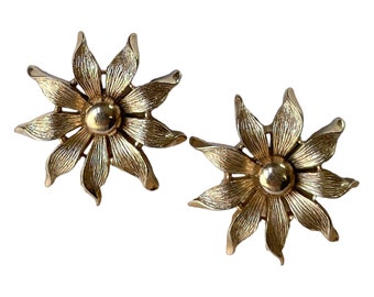 1960s Crown Trifari Polished & Textured Gold Plated Vintage Flower Floral Mid Century Feminine Figural Cottagecore Elegant Clip Earrings