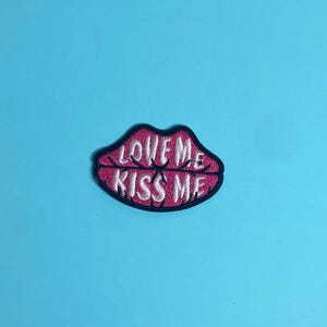 Love Me Kiss Me Quote-patch voor tassen, hoeden, jacks en meer | Aangepaste opstrijkpatches