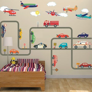 Puede incluir: Un conjunto de calcoman&iacute;as de pared coloridas con varios veh&iacute;culos y aviones, incluyendo coches, aviones, un helic&oacute;ptero y un cami&oacute;n de bomberos. El dise&ntilde;o incorpora carreteras, nubes y un sol, ideal para una habitaci&oacute;n infantil.
