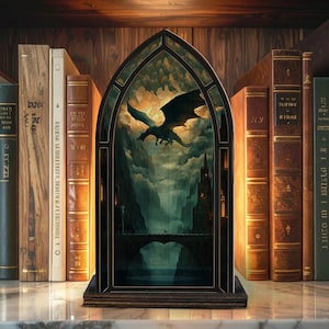 Pode incluir: Uma peça de arte emoldurada em madeira com um dragão voando sobre uma ponte e uma cena de castelo. A peça de arte está em frente a uma prateleira de livros. A peça de arte tem uma moldura de madeira escura e um efeito de vitral. O fundo é um céu nublado.
