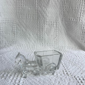 Vintage Glaspferd und Pulled Cart Candy Dish