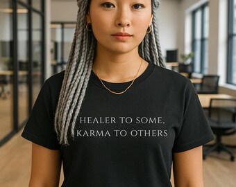 Camiseta "Curandeiro para Alguns, Carma para Outros", Moda Espiritual Minimalista