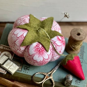 Tomato Pin CushionVintage Textiles, Traditional Tomato Pincushion, Pinkeep image 2