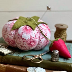 Tomato Pin Cushion~Vintage Textiles, Traditional Tomato Pincushion, Pinkeep