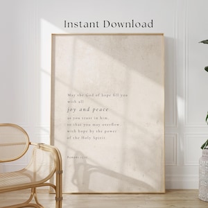 Könnte beinhalten: Gerahmter Druck mit beigem Hintergrund und dem Text "Sofort-Download" oben. Der Druck zeigt ein religiöses Zitat über Freude, Frieden und Hoffnung aus Römer 15:13. Der Rahmen ist hellbraun.