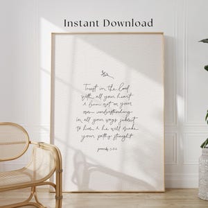 Può includere: Stampa incorniciata con la citazione biblica "Confida nel Signore con tutto il tuo cuore..." in elegante calligrafia nera su sfondo bianco sporco. Le parole "Download istantaneo" sono in alto.