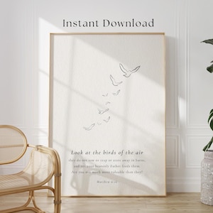 Op de afbeelding: Een ingelijste print met een minimalistisch ontwerp. Het kunstwerk toont een reeks gestileerde vogels in vlucht, getekend met zwarte inkt tegen een crèmekleurige achtergrond. De tekst "Instant Download" staat bovenaan en een bijbelvers staat onderaan.