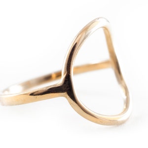 Anel de círculo aberto de ouro 14K, anel de formato geométrico, anel de ouro com design moderno, anel minimalista, anel de karma. Presente para ela.