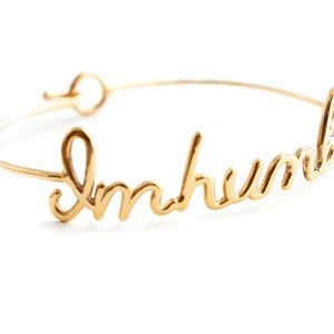 Bracciale personalizzato, bracciale in oro 14K con nome, gioielli con parole, gioielli ispiratori, bracciale rigido, bracciale rigido in oro.