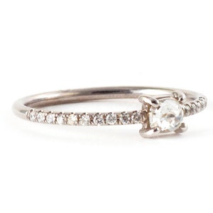 Rosenslipad diamant, diamantring, mikropavering, stiftinfattad diamant, 14K guld, förlovningsring, Tula Jewelry