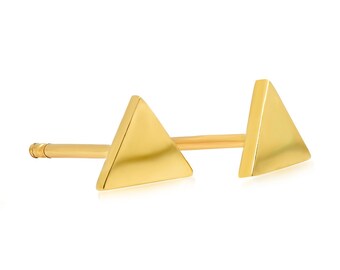 Könnte beinhalten: Ein Paar goldene Dreiecks-Ohrstecker. Die Ohrringe sind schlicht und minimalistisch und würden ein tolles Accessoire für jeden Tag sein.