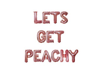 Può includere: Palloncini in lamina oro rosa che compongono la frase "Lets Get Peachy".