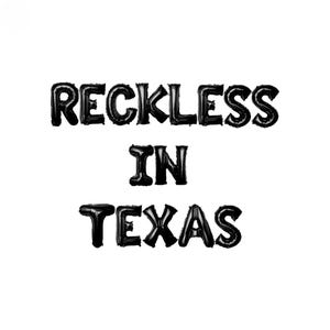 Puede incluir: Letras negras de globo que deletrean "RECKLESS IN TEXAS" sobre un fondo blanco. Los globos están inflados y parecen estar hechos de un material brillante, creando una declaración audaz.