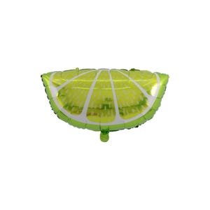 Puede incluir: Un globo de aluminio con forma de lima. El globo es de color verde brillante con detalles blancos, diseñado para parecerse a una rodaja de lima. El globo tiene un acabado brillante y metálico y está inflado.