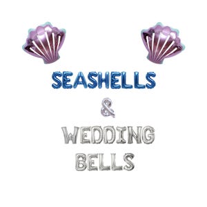 Könnte beinhalten: Blaue und silberne Folienballons, die "Seashells & Wedding Bells" buchstabieren. Zwei rosa Muschelballons befinden sich oben im Bild.
