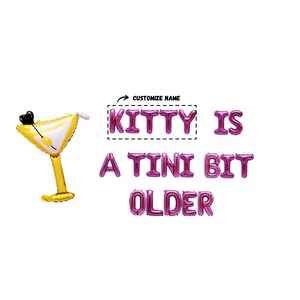Striscione di compleanno Martini personalizzato &quot;A Tini Bit Older&quot; - 16 pollici