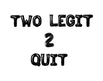 Può includere: Lettere di palloncino nere che compongono la scritta "TWO LEGIT 2 QUIT" su uno sfondo bianco.