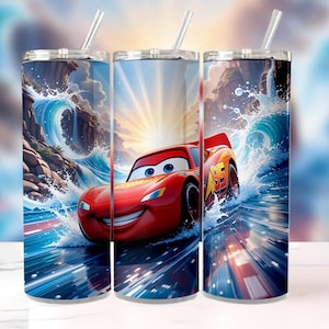 Op de afbeelding: Drie roestvrijstalen bekers met deksels en rietjes. Elke beker heeft een levendig ontwerp van het personage Bliksem McQueen uit de film Cars, die door het water racet. De achtergrond omvat golven en een heldere lucht.