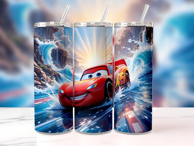 Op de afbeelding: Drie roestvrijstalen bekers met deksels en rietjes. Elke beker heeft een levendig ontwerp van het personage Bliksem McQueen uit de film Cars, die door het water racet. De achtergrond omvat golven en een heldere lucht.