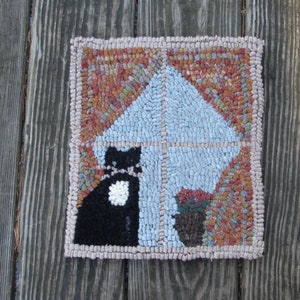 Chatting Crows Oval Primitive Rug Hooking kit with #8 cut wool strips