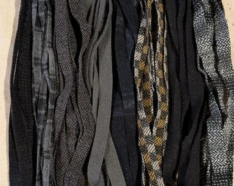 ラグフッキングまたはパンチニードル用のウール生地ストリップ100枚入り #8 ブラック＆チャコール グラブバッグ