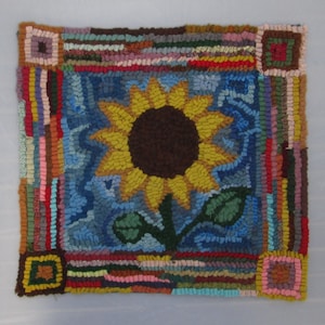 Sunflower Primitive Rug Hooking Kit with #8 Cut Wool Fabric Strips by Sharon Perry